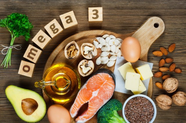 Persona mayor mantiene movilidad gracias al Omega-3